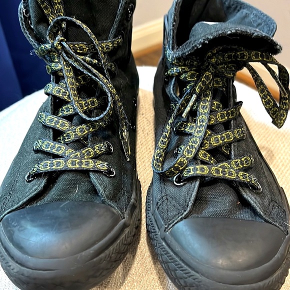 Black Converse youth 2.5 (woman’s size 5-5 1/2) - Picture 4 of 7